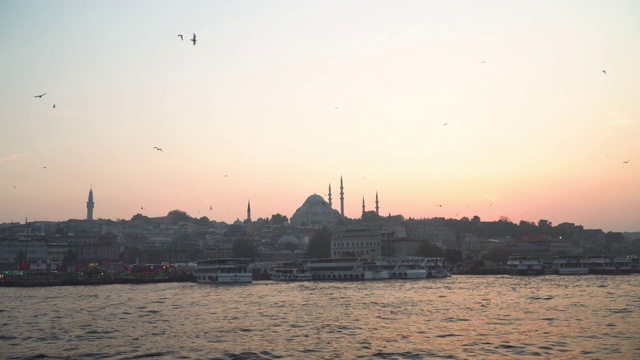 美丽的风景旅游地标在Eminönü (Turyol)海港在日落空气污染视频素材