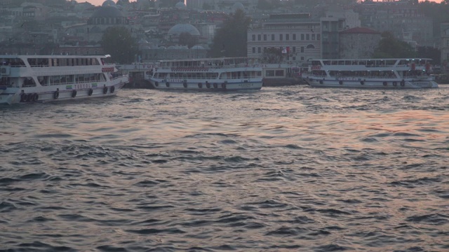 美丽的倾斜景观旅游地标在Eminönü (Turyol)港口日落视频素材