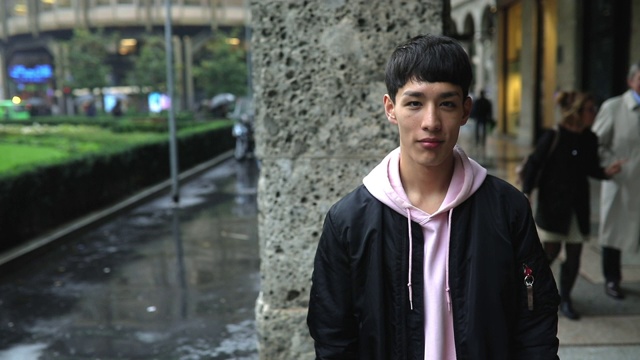 年轻的混血少年视频素材画面1
