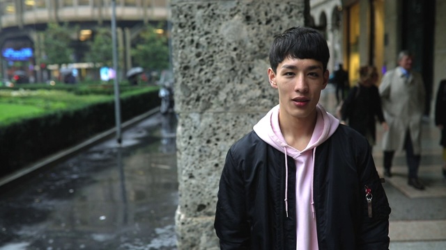 年轻的混血少年视频素材画面2