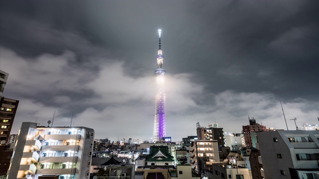 4K延时拍摄的东京天空树夜间广告灯光秀。日本旅游地标，亚洲旅游目的地，日本旅游景点概念。缩小视频素材