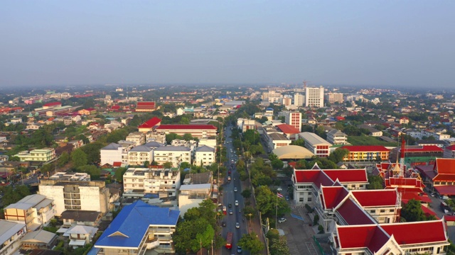 鸟瞰图的住宅建筑在Phra Prathom Chedi区，呵叻，泰国。亚洲的城市。建筑景观背景。视频素材