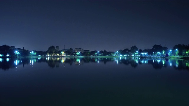 泰国那空帕伐区，住宅建筑的天际线与倒影。晚上的亚洲城市。建筑景观背景。视频素材