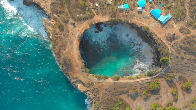 航拍破碎海滩著名的旅游胜地努沙佩尼达岛，印度尼西亚视频素材