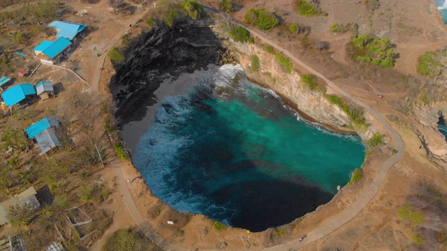 航拍破碎海滩著名的旅游胜地努沙佩尼达岛，印度尼西亚视频素材