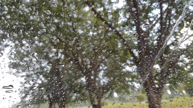 雨点落在挡风玻璃上。视频素材