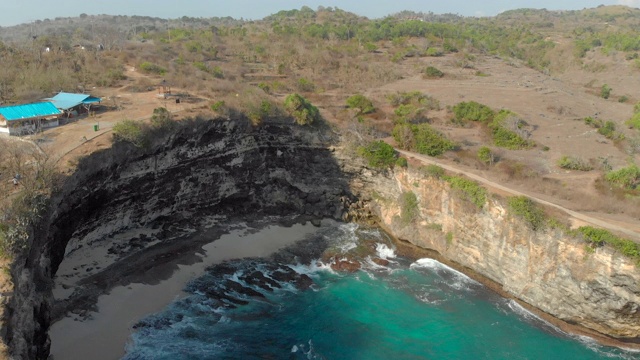 航拍破碎海滩著名的旅游胜地努沙佩尼达岛，印度尼西亚视频素材