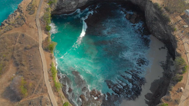 航拍破碎海滩著名的旅游胜地努沙佩尼达岛，印度尼西亚视频素材