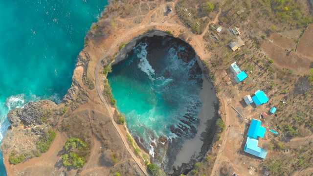 航拍破碎海滩著名的旅游胜地努沙佩尼达岛，印度尼西亚视频素材