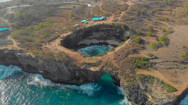 航拍破碎海滩著名的旅游胜地努沙佩尼达岛，印度尼西亚视频素材