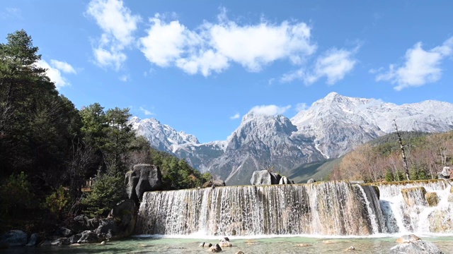 中国云南省丽江玉龙山白水河上的白瀑布视频素材