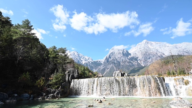 中国云南省丽江玉龙山白水河上的白瀑布视频素材