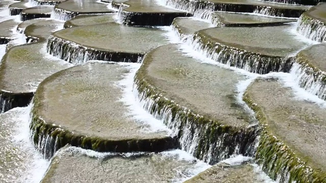 中国云南省白水河丽江玉龙山白瀑视频素材画面1