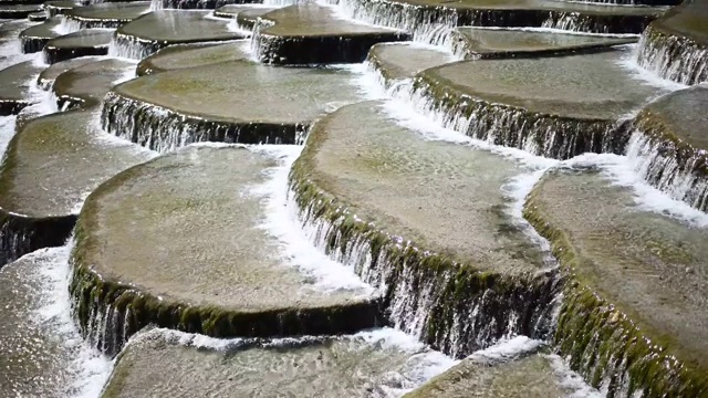中国云南省白水河丽江玉龙山白瀑视频素材画面3