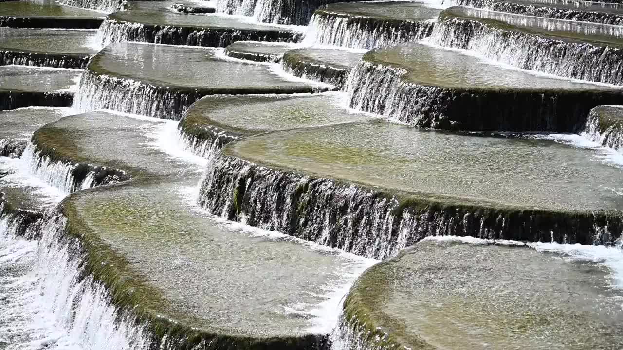 中国云南省丽江玉龙山白水河上的白色瀑布视频素材