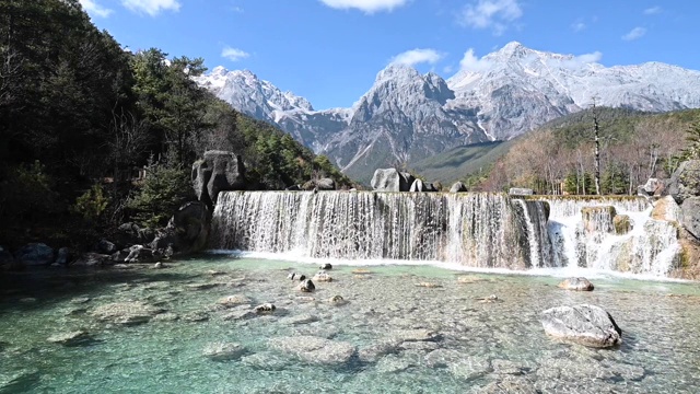 中国云南省丽江玉龙山白水河上的白瀑布视频素材