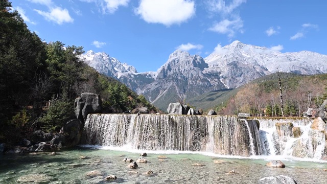 中国云南省丽江玉龙山白水河上的白瀑布视频素材