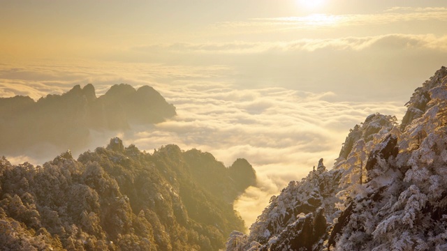 日出的时间流逝，在中国的黄山(黄山)俯瞰一片雾海视频素材画面1