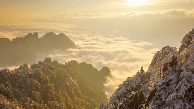 日出的时间流逝，在中国的黄山(黄山)俯瞰一片雾海视频素材画面2