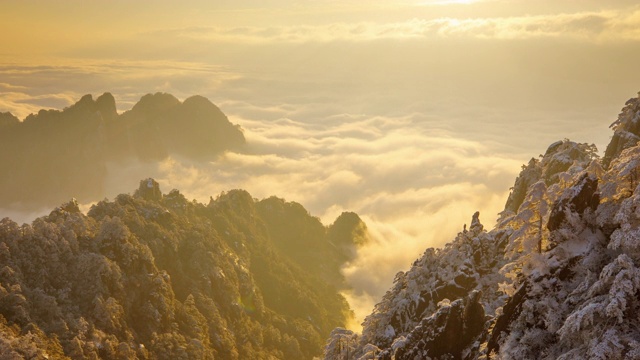 日出的时间流逝，在中国的黄山(黄山)俯瞰一片雾海视频素材画面3
