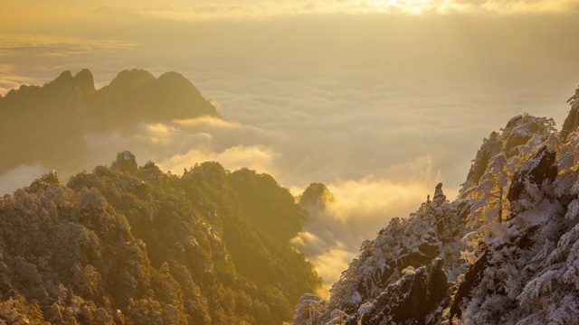 日出的时间流逝，在中国的黄山(黄山)俯瞰一片雾海视频素材画面4