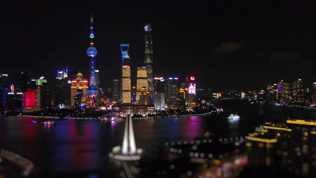 夜光照亮上海交通，江城浦东湾空中全景4k倾斜转移中国视频素材