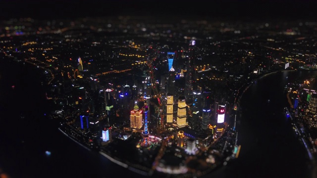 上海市景夜光市中心浦东边湾航拍全景4k倾斜转移中国视频素材