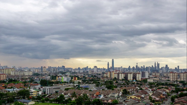 在马来西亚吉隆坡市中心，4K时间的多云日落。视频素材