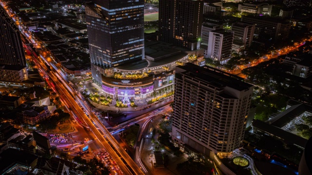 泰国曼谷市中心的商业和购物大楼，夜间交通繁忙视频素材