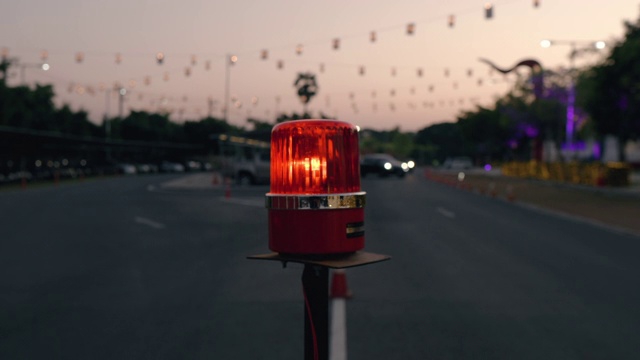 警告旋转警报器，闪灯信号在一天。带红色警示灯的带刺铁丝网围栏视频素材