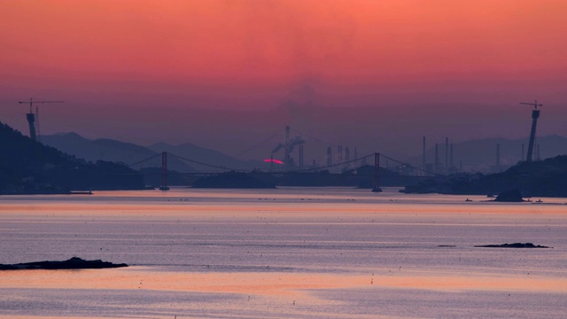 韩国庆尚南道南海郡南海大桥的日落风景视频素材画面1