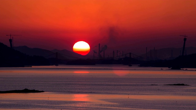 韩国庆尚南道南海郡南海大桥的日落风景视频素材画面4