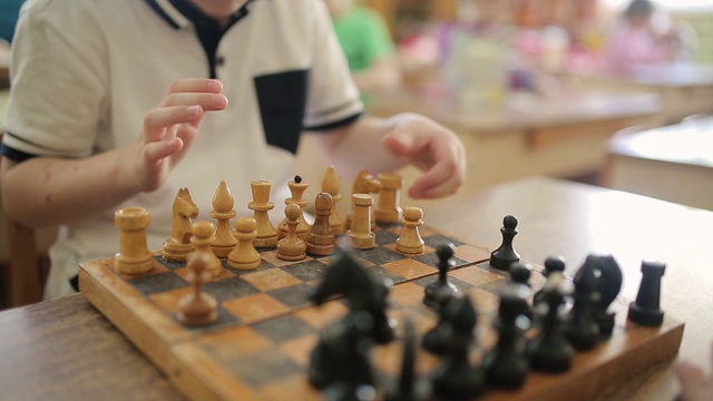 孩子下棋。孩子们在幼儿园玩教育游戏。视频素材