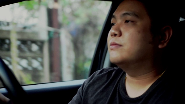男人的驾驶风格视频素材画面1