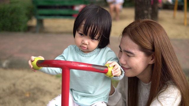 妈妈和女儿在操场上玩视频素材