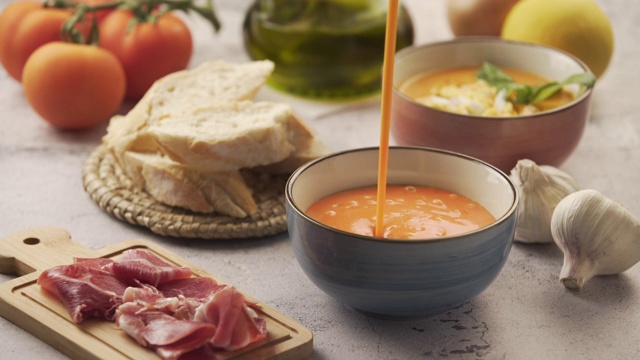 盛在碗里的salmorejo，周围有各种各样的配料视频素材