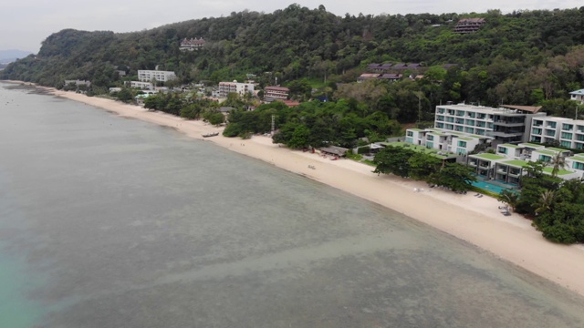 鸟瞰图。普吉岛,泰国。无人机在海滩海岸线上空飞行。视频素材