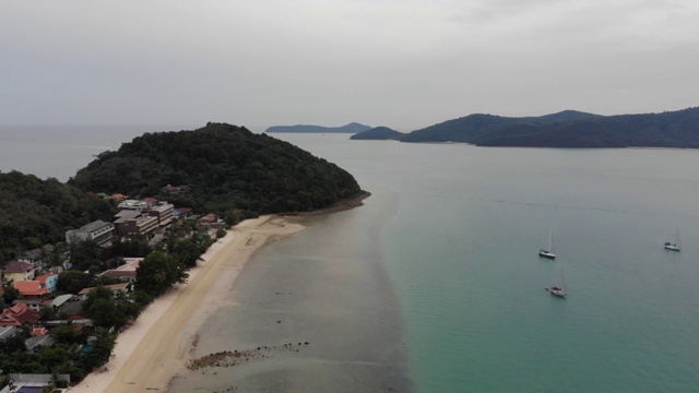 鸟瞰图。普吉岛,泰国。无人机在海滩海岸线上空飞行。视频素材