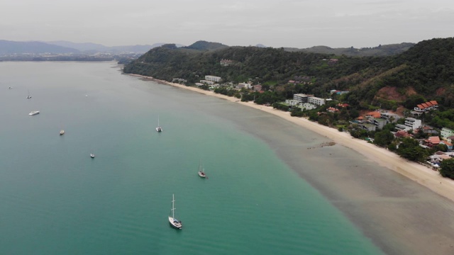 鸟瞰图。普吉岛,泰国。无人机在海滩海岸线上空飞行。视频素材