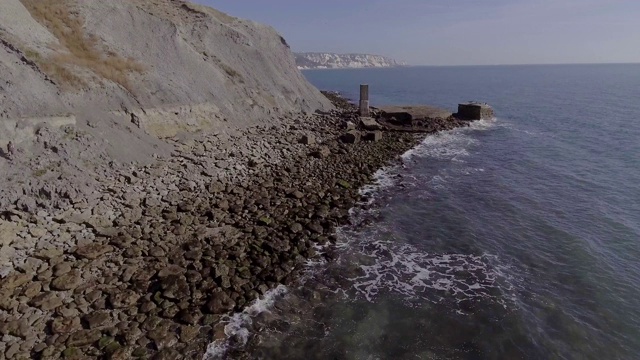 鸟瞰图的福克斯顿海岸线与海岸上的波浪视频素材