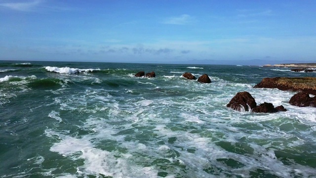 海浪和岩石俯视图视频素材