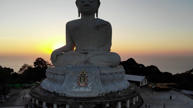 鸟瞰图大佛与日落在普吉岛泰国视频素材