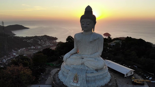 鸟瞰图大佛与日落在普吉岛泰国视频素材