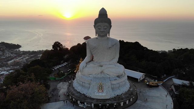 鸟瞰图大佛与日落在普吉岛泰国视频素材