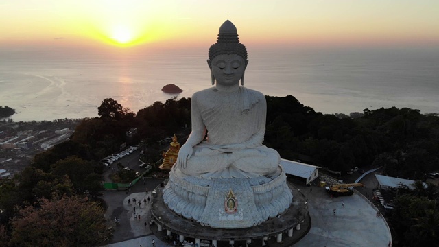 鸟瞰图大佛与日落在普吉岛泰国视频素材