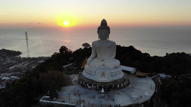 鸟瞰图大佛与日落在普吉岛泰国视频素材