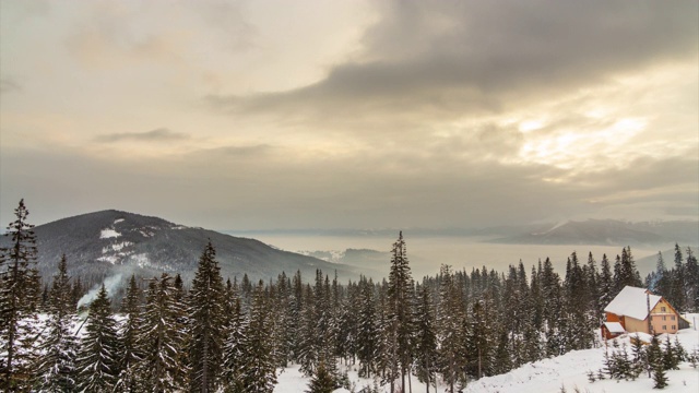 山峰上的雪被风吹走了。冬天的风景。天很冷，下着雪。视频素材