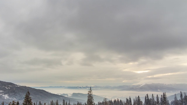 山峰上的雪被风吹走了。冬天的风景。天很冷，下着雪。视频素材