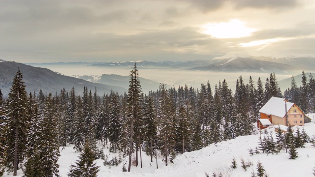 山峰上的雪被风吹走了。冬天的风景。天很冷，下着雪。视频素材