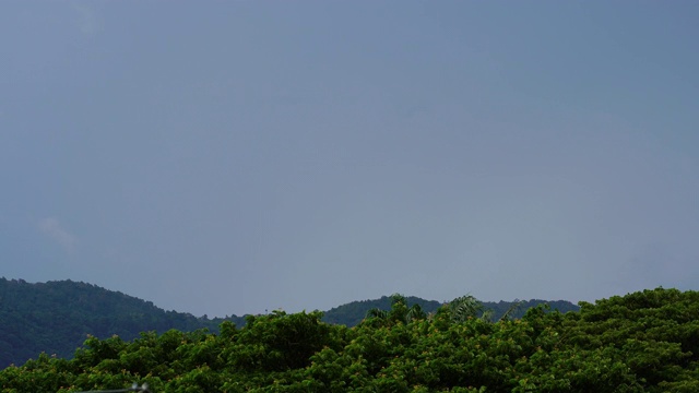 时光流逝，云在奔跑。视频素材